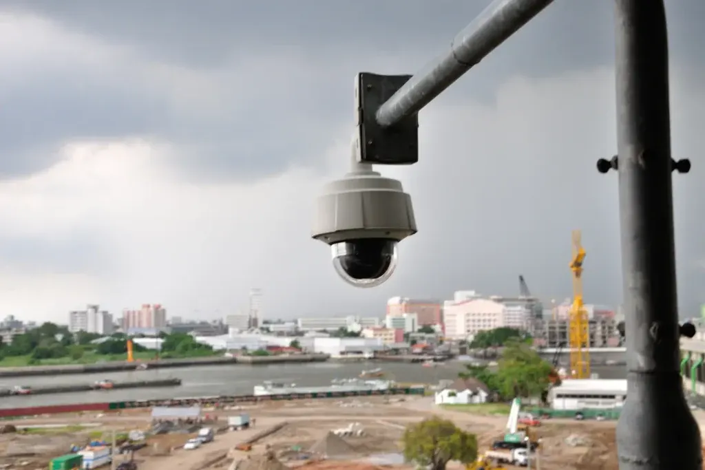 Eine Baustellenkamera hängt an einem hohen Laternenmast und dokumentiert den Baufortschritt